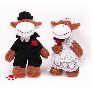 Плюшевая свадебная игрушка Овца в мягком платье